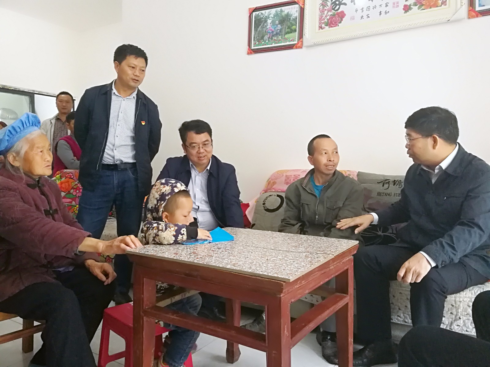 4在长顺神泉移民社区与搬迁群众交谈