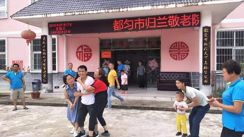分开7年妈妈姐姐弟弟终见面.jpg