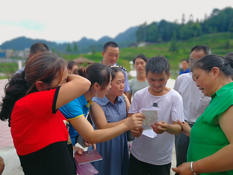 李昌顺在看自己小时候照片.jpg